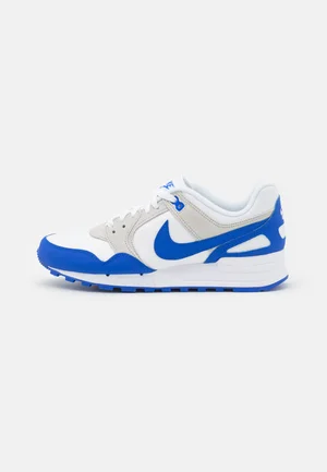 Een lage blauw met witte kleur Nike schoen
