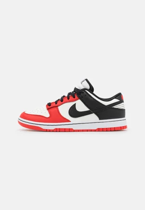 Een lage rood met witte en zwarte kleur Nike schoen